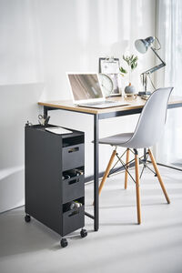 Tower laatikosto pyörillä musta