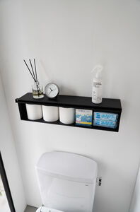 Tower seinähylly musta