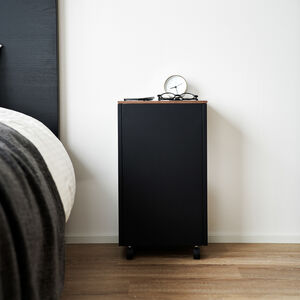 Tower sivupöytä pyörillä musta