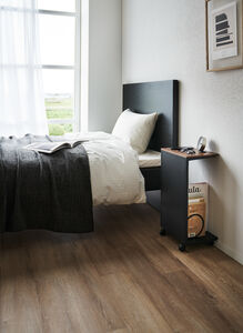 Tower sivupöytä pyörillä musta